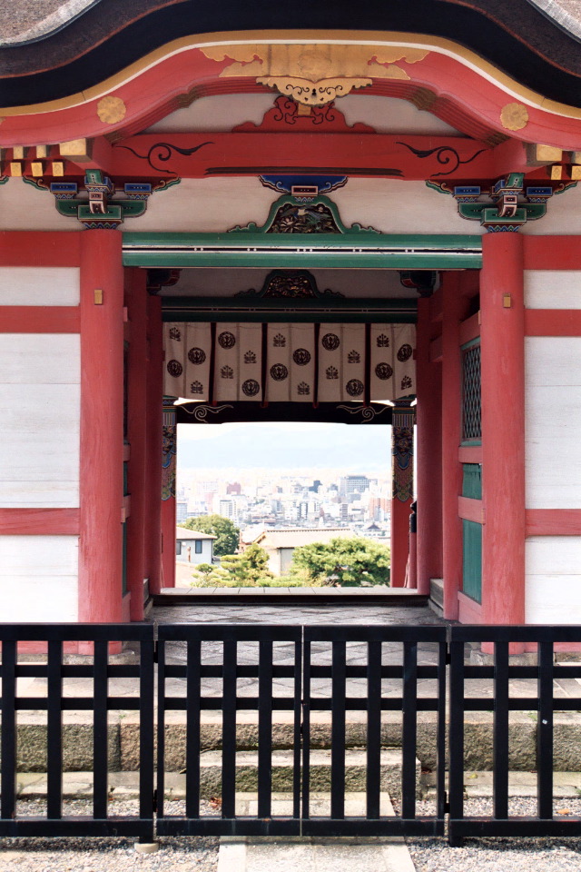 Gate of Kiyomizu, looking back to Kyoto